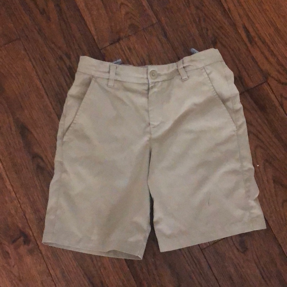 Under armour medium’s. Lightly stained on the back pocket. Probably washes out